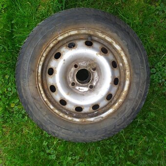 Twingo dva kola co zbyly...145/70 R13 zimní cena za oba - 2