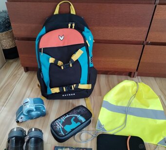 Školní batoh, školní potřeby, knihy, lahve, časopisy - 2