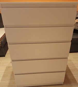 Bílá šuplíková komoda - 2
