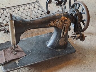 starý šicí stroj - 2