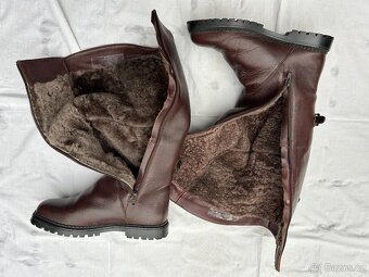 Kožené vysoké hnědé kozačky s beránkem vel. 38 málo nošené - 2