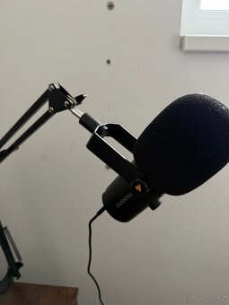 Maono PD400X společně s držákem. - 2