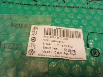 krytka šroubu zadního nárazníku Škoda Felicia 0198- 6U080744 - 2