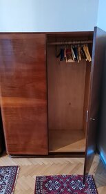 Šatní skříň, sekretář, stůl a 4 židle, gauč - pohovka - 2
