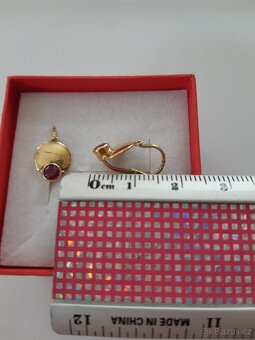 Zlaté náušnice s červeným kamínkem - 2