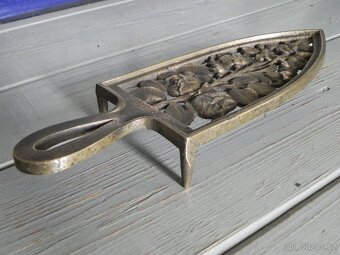 Starý mosazný stojánek na žehličku - 2