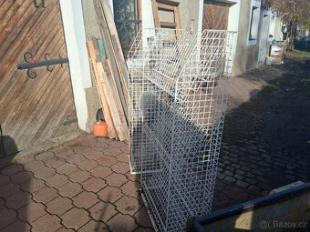 Regál police na noviny časopisy - 2