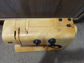 Starý šicí stroj - 2