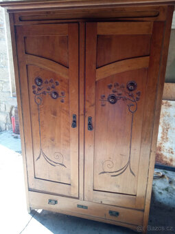 Nabízím starožitné krásně zdobené skříně - 2