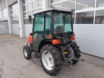 Malý traktor ideální pro vinice, sady nebo jiné zemědělské č - 2