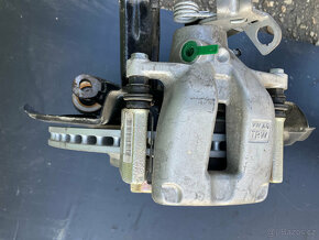 Superb 2 4x4 těhlice kotouče bzdy NOVÉ - 2