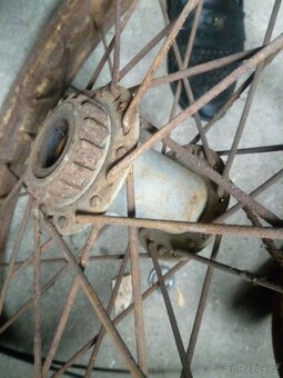 Zbytky Jawa pérák - 2