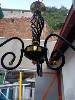 Lustr praskle jedno stínítko - 2