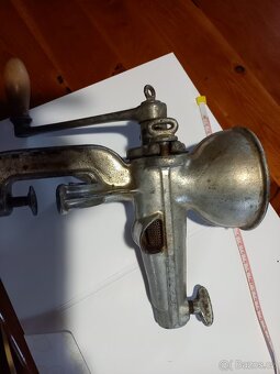 starý retro ruční odšťavňovač - 2