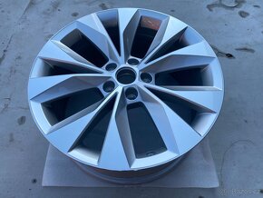 ŠKODA SUPERB III 3 2015-2024 ALU DISK KOLO 8J X 18" ET44 - 2