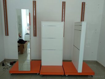 Vybavení prodejny Slatwall regály pojízdní - 2