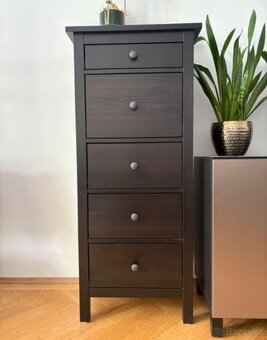 KOMODA IKEA HEMNES HNĚDOČERNÁ - 2