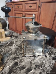 Starý kafe mlýnek,svícen, žehlička,nožík. - 2