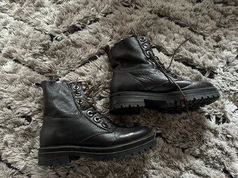 Kvalitní kotníčkov é kožené boty zn Baťa vel 39 - 2