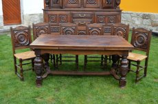 Jídelna z příborníku, šesti židlí a rozkládacího stolu. - 2