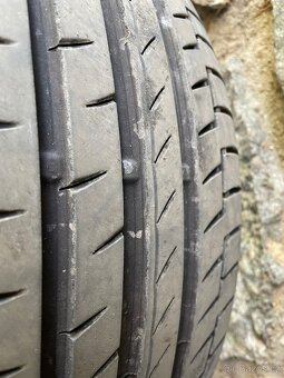 Pneu  225/45 R 19 - 2