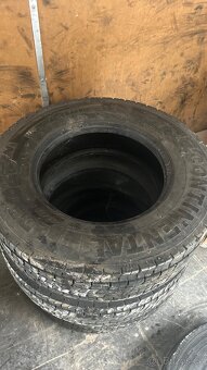 Pneu  225 75 R 17,5 - 2