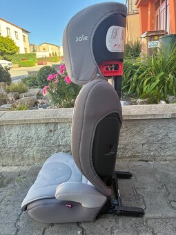 Autosedacka JOIE Traver dark 15–36 kg - 2