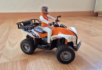 BRUDER - Oranžová čtyřkolka s řidičem - 2