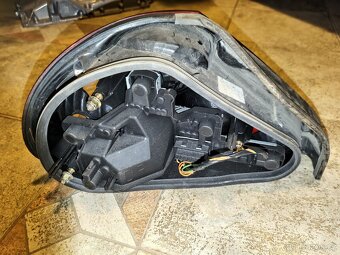 Prodám pravé zadní světlo Jaguar X-type - 2