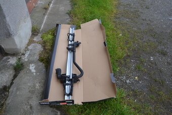 Dva střešní nosiče Thulle na kola na auto - 2