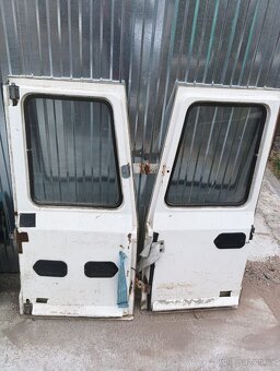 Zadní dveře s nádstavbou na korbu na favorit pick-up - 2