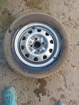 Prodám 4 gumy i s ravkama na škoda felicie - 2