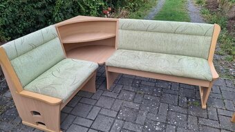 Rohová lavice, stůl a 3 židle. - 2