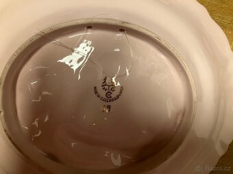 Porcelánový talíř se zlatým reliéfem - 2