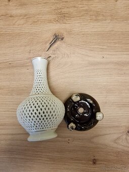 Exkluzivní bílá porcelánová váza s prolamovaným vzorem a sto - 2