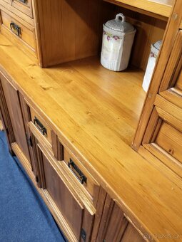 Masivní venkovská skříň. - 2