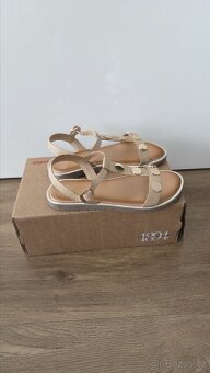 Dívčí kožené sandálky Baťa vel. 33 - 2