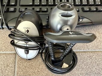 Klávesnice, myš a kamera. - 2