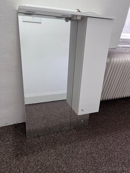 Zrcadlo se skříňkou - 2