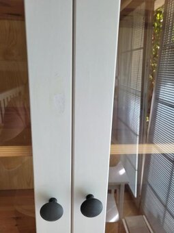 Nabízím k prodeji prosklenou skříň- knihovna - 2
