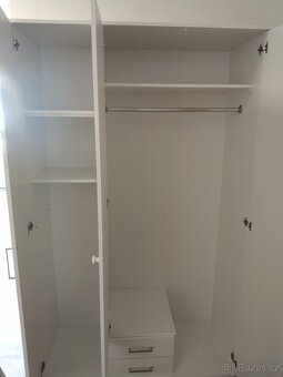 Krásná nová skříň nepoškozená - 2