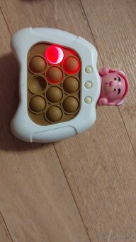 Vzdělávací hra Pop It na baterie, medvídek + obal - 2