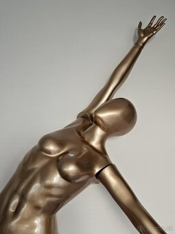 Originální zlatá figurína v jógové pozici - 2