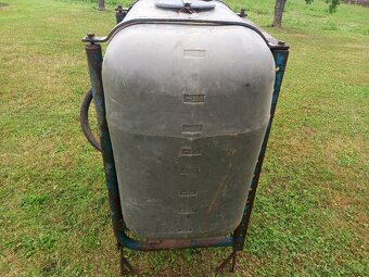 Nádrž postřikovače s HARDI čerpadlem. - 2