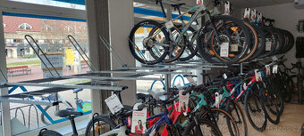 Výstavní stojan na jízdní kola. - 2