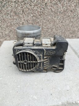 Škrtící klapka VW golf 5 1.6 FSI - 2