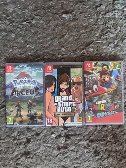 Nintendo Switch hry a příslušenství - 2