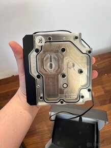 Vodní blok EK Quantum Momentum pro Asus x570 Strix - 2