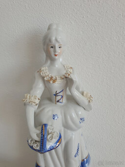 Starožitná dekorace soška dáma bílý modrý porcelán - 2