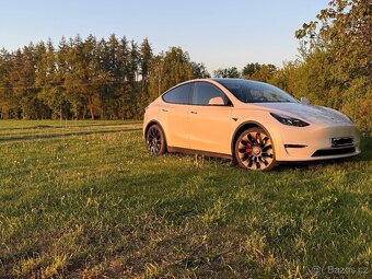 Tesla model Y Performance, 2024 1.maj., nové v ČŘ - 2